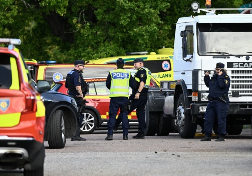 Des policiers sur les lieux où un agresseur armé d'une épée a blessé plusieurs personnes dans un lycée à Fagersta, dans le centre de la Suède, le 21 août 2026 — Fredrik SANDBERG / AFP