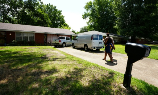 Les membres de Black Clergy Collaborative font du porte à porte dans le quartier de Whitehaven, à Memphis, pour sensibiliser au vote avant les élections de mi-mandat, le 1er août 2026 — Archana THIYAGARAJAN / AFP