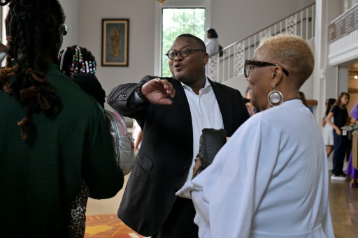 Le pasteur Lawrence Turner échange avec des fidèles à la Mississippi Boulevard Church, à Memphis, le 2 août 2026 — Brandon DILL / AFP