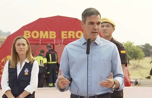Capture d’écran d’une vidéo publiée le 25 juillet 2026 sur le compte X du Premier ministre espagnol Pedro Sanchez le montrant s’exprimer depuis le poste de commandement avancé de Cenicientos, à 80 km à l’ouest de Madrid où des incendies font rage — Handout / AFP