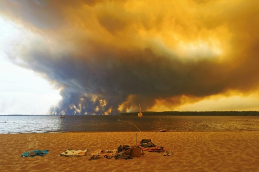 Vue d'un épais nuage de fumée dû aux feux de forêts depuis la plage du Moutchic sur le lac de Lacanau, en Gironde, le 24 juillet 2026 — Maximilien LAMY / AFP