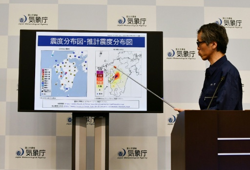 Shinji Kiyomoto, responsable de planificación de medidas ante terremotos y tsunamis de la Agencia Meteorológica de Japón, da explicaciones sobre el seísmo registrado en la prefectura de Kumamoto, el 28 de julio de 2026 en Tokio — Jiji Press / AFP