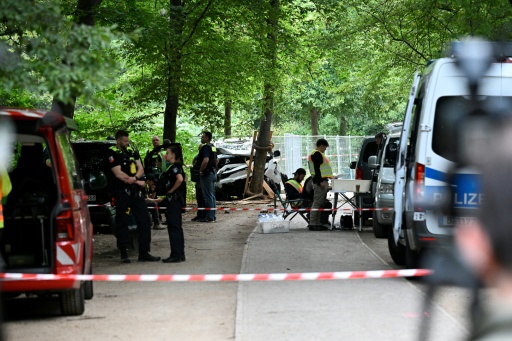 Des policiers près du lieu où un véhicule a foncé dans la foule à la gay pride, faisant au moins un mort et 16 blessés, le 26 juillet 2026 à Berlin — RALF HIRSCHBERGER / AFP
