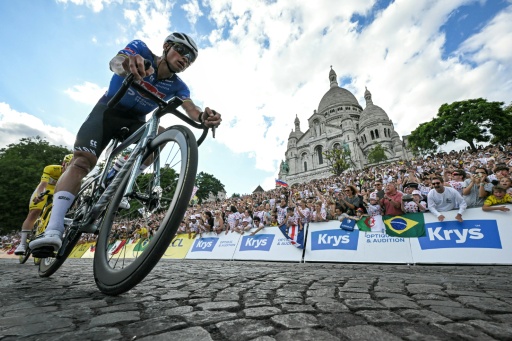 Le Néerlandais Mathieu van der Poel devant le Slovène Tadej Pogacar passent devant la basilique du Sacré-Coeur lors de la 21e et dernière étape du Tour de France le 26 juillet 2026 dans Paris — Loic VENANCE / AFP