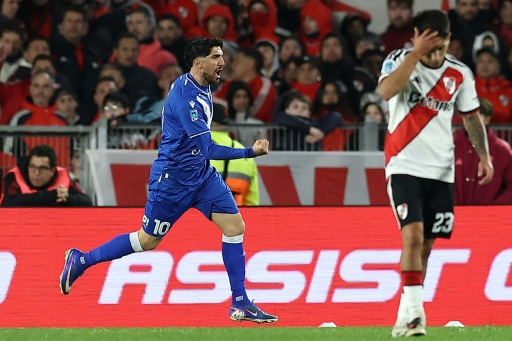 Vélez remonta y llena de dudas a River Plate en el Clausura argentino