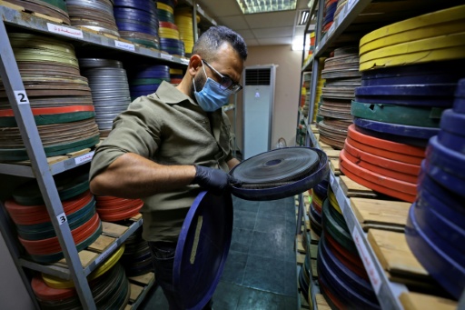 Le producteur Haider Ibrahim examine une bobine de film au Centre national des archives et de la mémoire irakienne, à Bagdad, le 14 juin 2026.