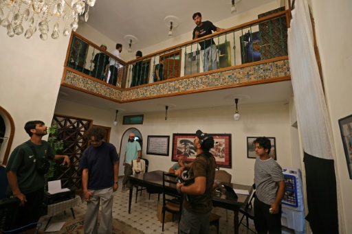Des membres d'une équipe de tournage préparent un décor pour une scène d'un film d'horreur irakien à Bagdad, le 1er juin 2026