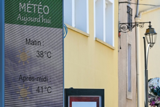 Les prévisions de températures de la météo sur un écran dans une rue de Villeneuve-les-Béziers, le 8 juillet 2026 dans l'Hérault