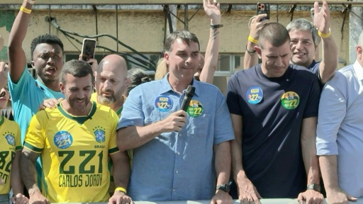 Flávio Bolsonaro faz ato de campanha na Baixada Fluminense