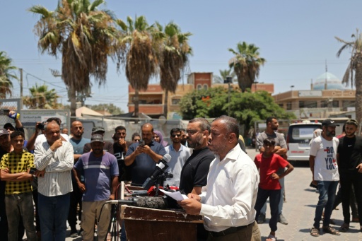 Ismaíl al Zauabta, jefe de la oficina de prensa del gobierno de Hamás, da una rueda de prensa en Deir al Balah, el 6 de julio de 2026 en el centro de la Franja de Gaza