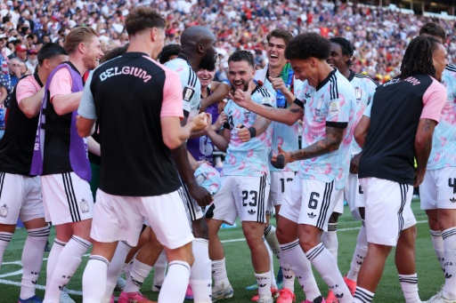 Jogadores da Bélgica comemoram após marcarem o quarto gol contra os Estados Unidos.