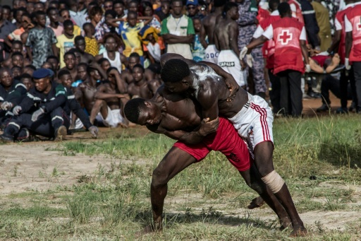 Dans le nord du Togo, devenir un homme passe par les Evala, des luttes traditionnelles