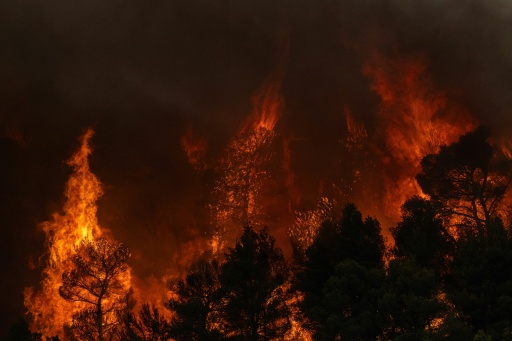Grèce: une station balnéaire proche d'Athènes menacée par un violent incendie