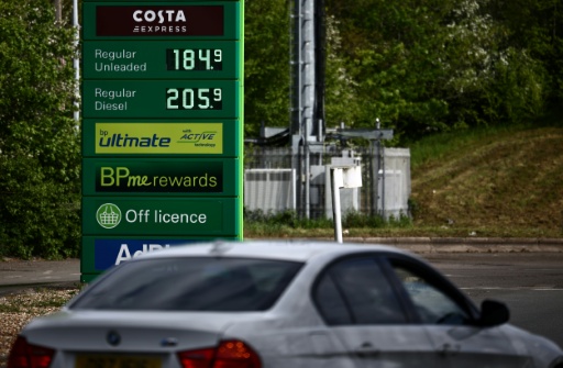 Le gazole au-dessus de 2 livres, dans une station-service BP, sur l’autoroute M4, à l’ouest de Londres, le 16 avril 2026 — Henry NICHOLLS / AFP