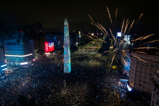 À medida que as horas passavam, mais pessoas se reuniam na praça do Obelisco, e a atmosfera começou a lembrar uma celebração. — Luis ROBAYO / AFP