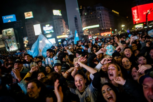 Milhares de argentinos se reuniram mesmo assim para comemorar a campanha de sua seleção na Copa do Mundo da América do Norte. — TOMAS CUESTA / AFP