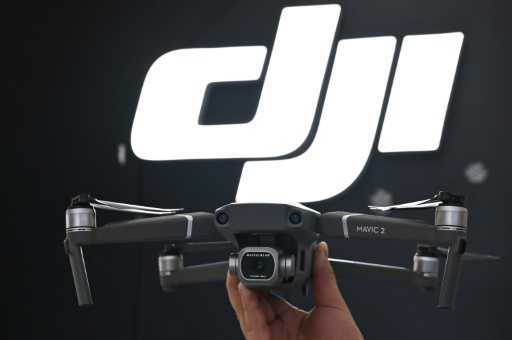 Un employé présente le nouveau drone Mavic Pro 2 dans un magasin DJI à Shanghai, le 22 mai 2019 — Hector RETAMAL / AFP