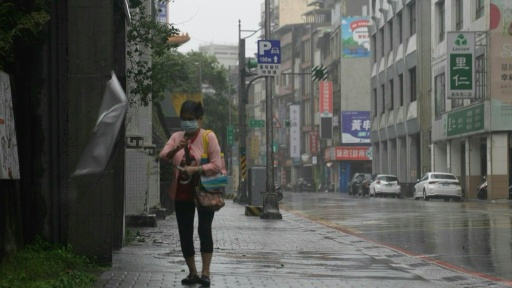 Tufão Bavi avança em direção à China