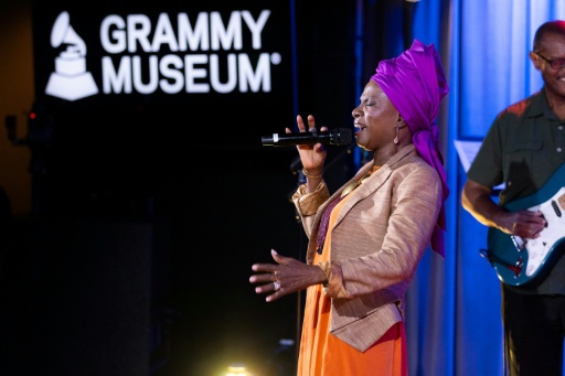 Angelique Kidjo é primeira cantora africana imortalizada na Calçada da Fama