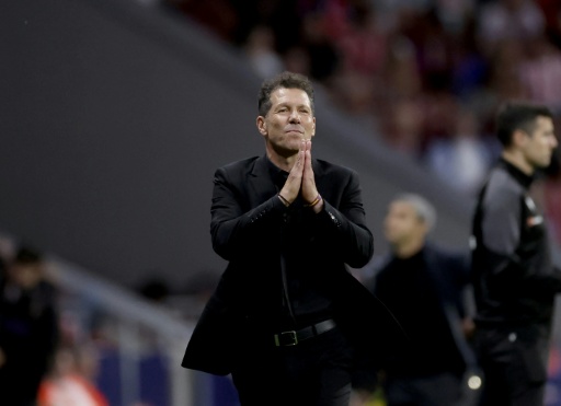 O técnico argentino do Atlético de Madrid, Diego Simeone, gesticula à beira do campo durante a partida do Campeonato Espanhol contra o Athletic Bilbao, no estádio Metropolitano, em Madri, em 25 de abril de 2026. — Oscar DEL POZO / AFP