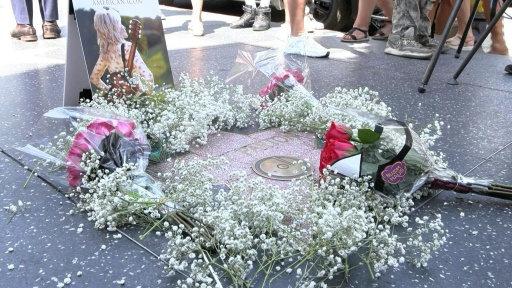 Fãs prestam homenagem a Dolly Parton na Calçada da Fama em Hollywood