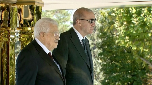Le président palestinien Mahmoud Abbas accueilli par le président turc Erdogan
