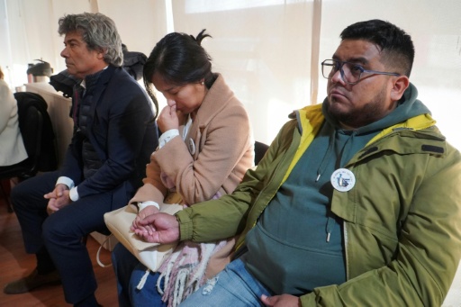 Familiares de alguns dos 44 tripulantes do ARA San Juan, mortos no naufrágio do submarino em 2017, durante audiência de leitura da sentença no julgamento do caso em Rio Gallegos, na província de Santa Cruz, no sul da Argentina, em 8 de julho de 2026