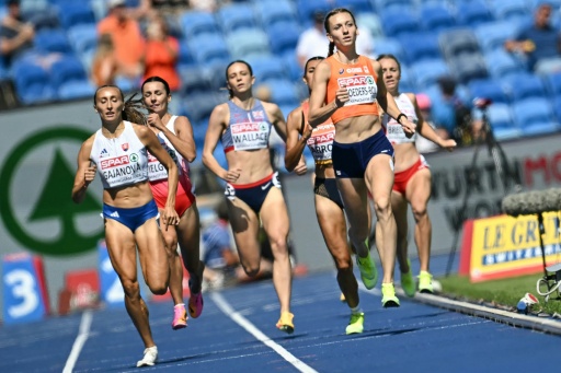 Netherlands' Femke Broeders-Bol (R) competes in her 800m heat — Paul ELLIS / AFP