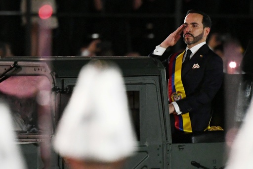 Abelardo de la Espriella passa tropas em revista em Cali, após tomar posse — Jaime SALDARRIAGA / AFP