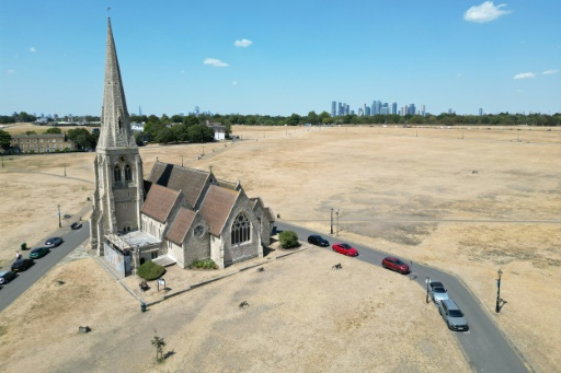 Vue aérienne d'une église entourée par de l'herbe brûlée en raison de la sécheresse, à Blackheath, dans le sud-est de Londres, le 29 juillet 2026 — Justin TALLIS / AFP