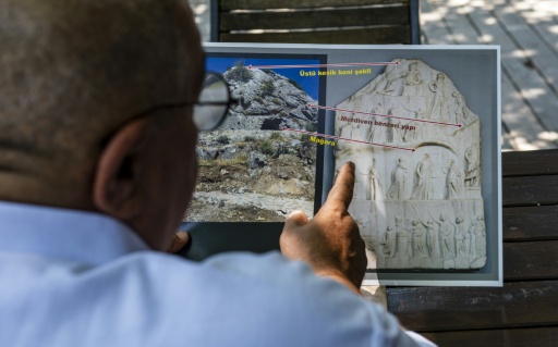 L'historien Altan Altin montre sur un écran une stèle conservée au British Museum qui, selon lui, représente une cérémonie de déification d'Homère, le 7 août 2026 à Izmir, en Turquie — Ahmet Ayberk Cimen / AFP