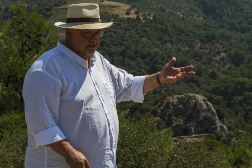 Altan Altin, historien ayant longuement étudié le lien entre Homère et Izmir, présente les grottes d'Homère à Bornova, le 7 août 2026 en Turquie — Ahmet Ayberk Cimen / AFP