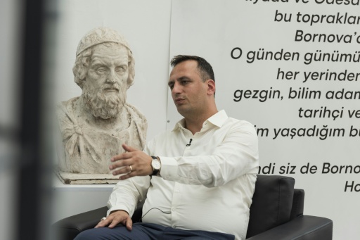 Le maire de Bornova, Omer Eski, lors d'une interview, le 7 août 2026 à Bornova, en Turquie — Ahmet Ayberk Cimen / AFP