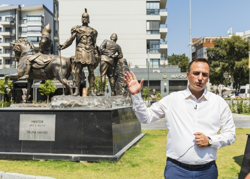 Le maire de Bornova, Omer Eski, lors d'une interview, le 7 août 2026 à Bornova, en Turquie — Ahmet Ayberk Cimen / AFP
