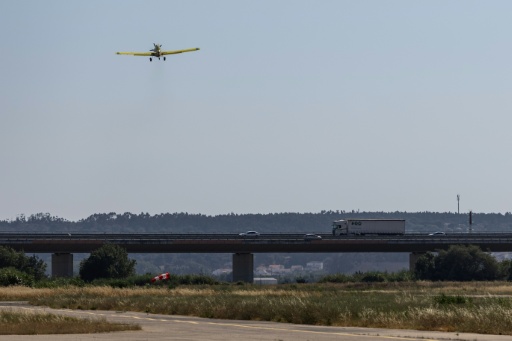 Un avion de lutte contre les incendies Fire Boss décolle de l'aérodrome municipal de Santarem - Cosme Pedrogao à Santarem, Portugal, le 3 juillet 2026