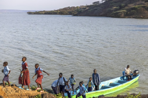 Alumnos escolares son transportados por un barco que cruza el lago Bogoria, en Marigat, Kenia, el 28 de julio de 2026 — Tony KARUMBA / AFP