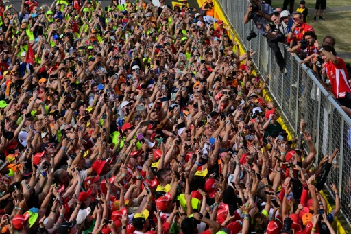 Charles Leclerc (derecha) saluda a los aficionados tras ganar el Gran Premio de Gran Bretaña de Fórmula 1. En el circuito de Silverstone (centro de Inglaterra), el 5 de julio de 2026