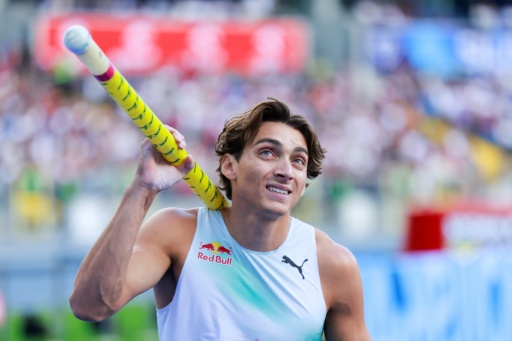Armand Duplantis durante el concurso de salto con garrocha de la reunión de atletismo de Silesia. En Chorzów (Polonia), el 23 de agosto de 2026 — Wojtek RADWANSKI / AFP