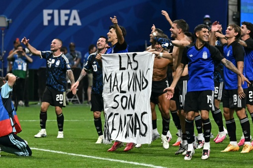 Argentiniens Spieler feiern WM-Sieg über England mit Falkland-Botschaft