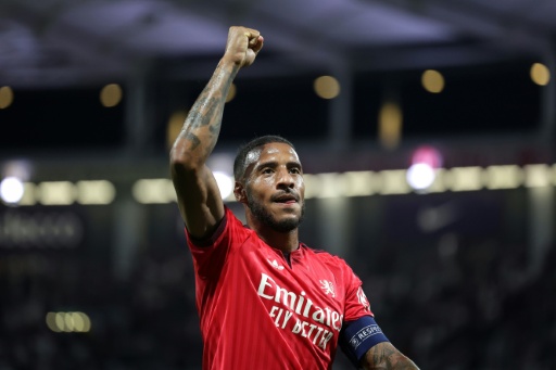Le joueur de Lyon Corentin Tolisso célèbre la victoire de son équipe à Toulouse, lors de la 1re journée de Ligue 1, le 22 août 2026 à Toulouse — Valentine CHAPUIS / AFP