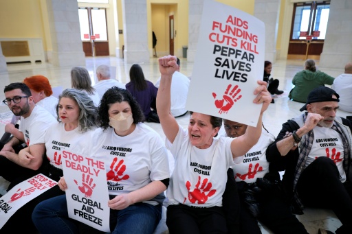 Avanço do HIV é um perigo real devido à queda do financiamento a seu combate