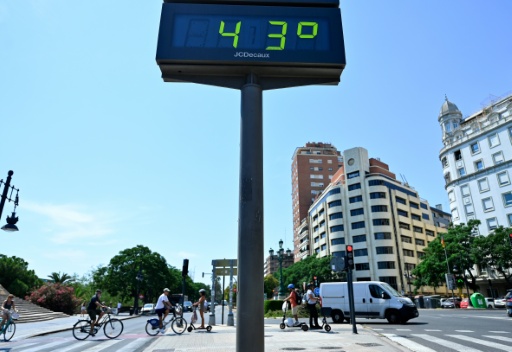 Un termómetro callejero marca 43 grados centígrados durante una ola de calor en Valencia, el 7 de julio de 2026 en esa ciudad al este de España — José Jordán / AFP