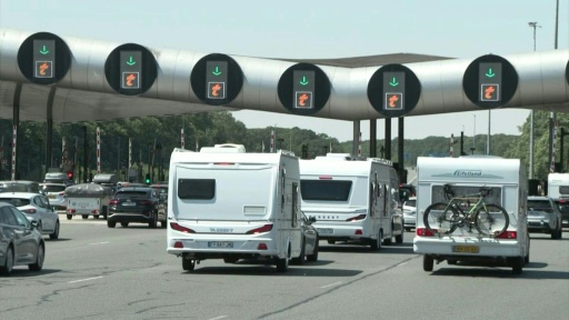 Départs en vacances: affluence de mi-journée au péage de Saint-Arnoult