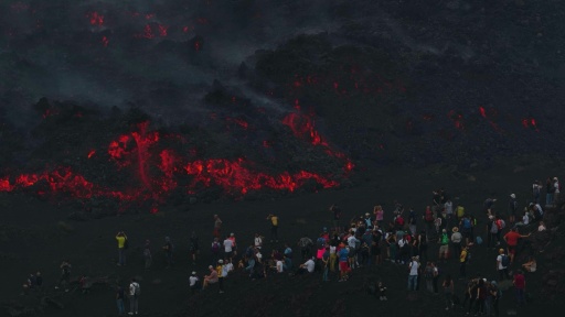 Erupção do Etna atrai multidão de turistas na Itália