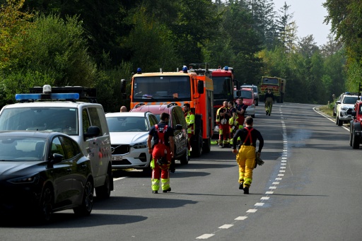 Des pompiers se préparent pour aller combattre un incendie de forêt dans le parc naturel des Hautes Fagnes, dans l'est de la Belgique, le 16 août 2026 à Baelen — JOHN THYS / AFP