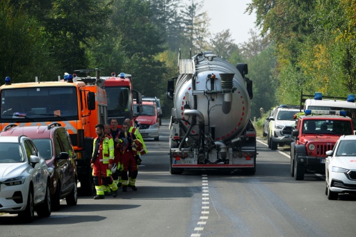 Un camion-citerne achemine de l'eau vers le parc naturel des Hautes Fagnes en proie à un incendie, le 16 août 2026 à Baelen, dans l'est de la Belgique — JOHN THYS / AFP