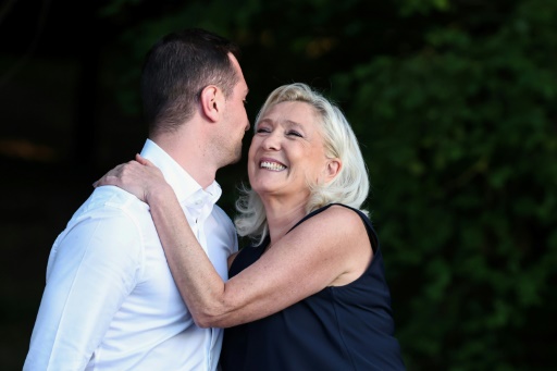 La líder ultraderechista Marine Le Pen (derecha) saluda al presidente de su partido Agrupación Nacional (RN), Jordan Bardella, durante una fiesta de su formación en Liévin, en el norte de Francia, el 4 de julio de 2026
