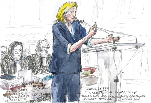 Esta ilustración realizada el 20 de enero de 2026 muestra a la líder ultraderechista Marine Le Pen, compareciendo ante el tribunal durante su juicio de apelación por cargos de malversación de fondos públicos europeos, en el Palacio de Justicia de París.