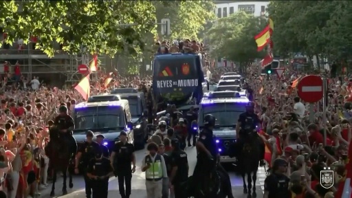 Mais de um milhão de pessoas tomam ruas de Madri para receber seleção espanhola