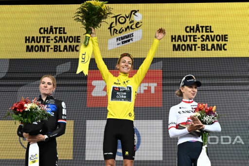 Demi Vollering (gauche) ne cachait pas sa déception sur le podium final du Tour de France le 3 août 2025 à Chatel, terminant derrière Pauline Ferrand-Prévot (centre) et devant Katarzyna Niewiadoma — JULIEN DE ROSA / AFP